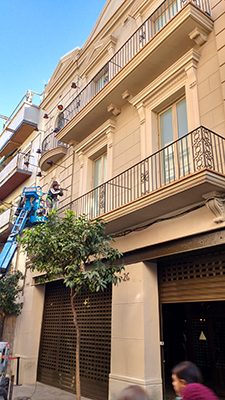 Col·locació dels aplics a la façana del teatre