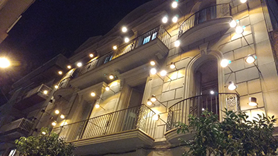 Detall de la façana del Teatreneu